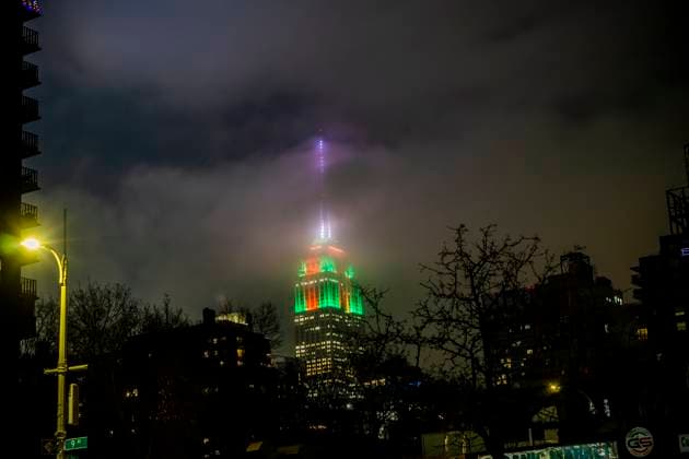 Entertainment Themen der Woche KW52 News Bilder des Tages Empire State Building on Christmas Day The Empire State Building is illuminated in red and green on Christmas Day, December 25, 2023. (  RichardxB.xLevine