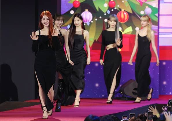 S. Korean girl group Le Sserafim S. Korean girl group Le Sserafim South Korean girl group Le Sserafim walks on the red carpet at the 2023 SBS Music Awards in Incheon, west of Seoul, on Dec. 25, 2023. (Yonhap) 2023-12-26 11:34:48 < 1980-2023 YONHAPNEWS AGENCY. .> ÀÎo±¤¿ª½Ã EDITORIAL USE ONLY  Copyright: xx PYH2023122605600034400 YonhapxNewsx yonphotos226543