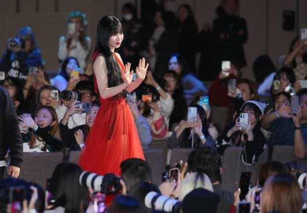 S. Korean girl group Aespa S. Korean girl group Aespa Karina, a member of South Korean girl group Aespa, walks on the red carpet at the 2023 SBS Music Awards in Incheon, west of Seoul, on Dec. 25, 2023. (Yonhap) 2023-12-26 11:34:43 < 1980-2023 YONHAPNEWS AGENCY. .> ÀÎo±¤¿ª½Ã EDITORIAL USE ONLY  Copyright: xx PYH2023122605800034400 YonhapxNewsx yonphotos226545