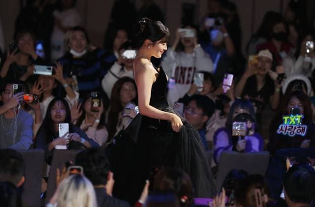 S. Korean girl group Ive S. Korean girl group Ive Ahn Yoo-jin, a member of South Korean girl group Ive, walks on the red carpet at the 2023 SBS Music Awards in Incheon, west of Seoul, on Dec. 25, 2023. (Yonhap) 2023-12-26 11:57:20 < 1980-2023 YONHAPNEWS AGENCY. .> ÀÎo±¤¿ª½Ã EDITORIAL USE ONLY  Copyright: xx PYH2023122606330034400 YonhapxNewsx yonphotos226562