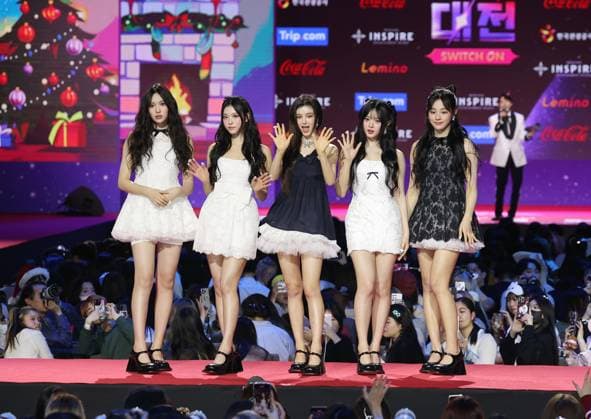 S. Korean girl group NewJeans S. Korean girl group NewJeans South Korean girl group NewJeans poses for a photo during the 2023 SBS Music Awards in Incheon, west of Seoul, on Dec. 25, 2023. (Yonhap) 2023-12-26 11:58:05 < 1980-2023 YONHAPNEWS AGENCY. .> ÀÎo±¤¿ª½Ã EDITORIAL USE ONLY  Copyright: xx PYH2023122605970034400 YonhapxNewsx yonphotos226587