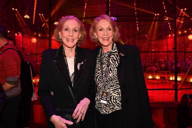 Alice und Ellen Kessler 1. Winterprogramm von Zirkus Krone Farbenspiel Premiere Manege 25 Dezember 2023 *** Alice and Ellen Kessler 1 Winter program by Zirkus Krone Farbenspiel Premiere Manege 25 December 2023