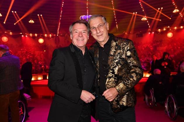 Entertainment Themen der Woche KW52 Entertainment Bilder des Tages Patrick Lindner mit Freund Peter Schäfer 1. Winterprogramm von Zirkus Krone Farbenspiel Premiere Manege 25 Dezember 2023 *** Patrick Lindner with friend Peter Schäfer 1 Winter program of Zirkus Krone Farbenspiel Premiere Manege 25 December 2023