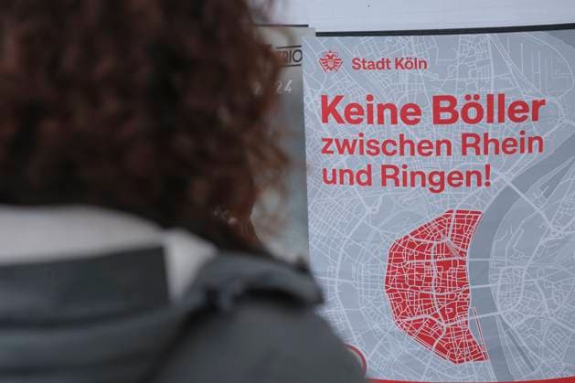 News Themen der Woche KW52 News Bilder des Tages Eine Frau betrachtet ein Plakat, das auf ein Böllerverbot in der Kölner Innenstadt zwischen Rhein und den Ringen hinweist *** A woman looks at a poster indicating a ban on firecrackers in Cologne city centre between the Rhine and the Rings Nordrhein-Westfalen Deutschland, Germany _DSF0309