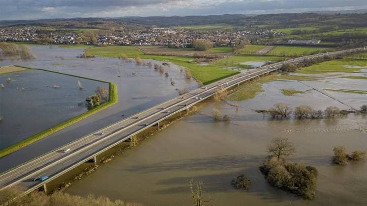 News Themen der Woche KW52 News Bilder des Tages Hochwasser und Überschwemmungen bei Hagen. ** NUR FÜR REDAKTIONELLE ZWECKE ** EDITORIAL USE ONLY **<p>Blick auf die überschwemmten Wiesen an der A 45 zwischen Westhofen und Hagen an der Ruhr am Dienstag den 26. Dezember 2023. Deutschland NRW Hagen Copyright: RalfxRottmann *** High water and flooding near Hagen FOR EDITORIAL PURPOSES ONLY EDITORIAL USE ONLY p View of the flooded meadows on the A 45 between Westhofen and Hagen an der Ruhr on Tuesday, December 26, 2023 Germany NRW Hagen Copyright RalfxRottmann Copyright: RalfxRottmann doc7tfcwgym6dxmoo3vfy7 ,EDITORIAL USE ONLY