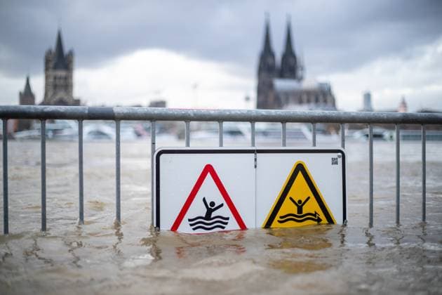 Bilder des Jahres 2023, News 12 Dezember News Themen der Woche KW52 News Bilder des Tages Hochwasser in Köln die Absperrung, auf der hängt ein Schild, auf dem steht Hochwasser Lebensgefahr , Danger, keep out when flooded , auf dem Hintergrund sehen wir Kölner Dom Hochwasser in Köln, Symbolbild, 26.12.2023. Koeln NRW Deutschland *** Flood in Cologne the barrier, on which hangs a sign that says Flood danger of life, Danger, keep out when flooded, on the background we see Cologne Cathedral Flood in Cologne, symbolic image, 26 12 2023 Cologne NRW Germany Copyright: xBEAUTIFULxSPORTS Buriakovx