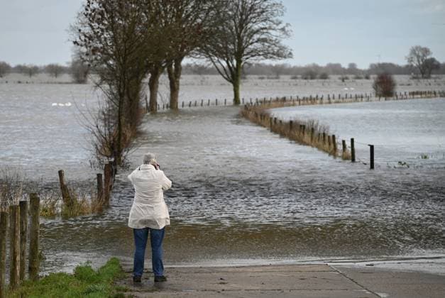 Bilder des Jahres 2023, News 12 Dezember News Themen der Woche KW52 News Bilder des Tages Hochwasser am Niederrhein Hochwasser in Deutschland - Foto in Emmerich am Rhein Nach langem Dauerregen am Niederrhein, Kleve Nordrhein Westfalen Germany *** Flood on the Lower Rhine Flood in Germany Photo in Emmerich on the Rhine After long continuous rain on the Lower Rhine, Kleve North Rhine-Westphalia Germany