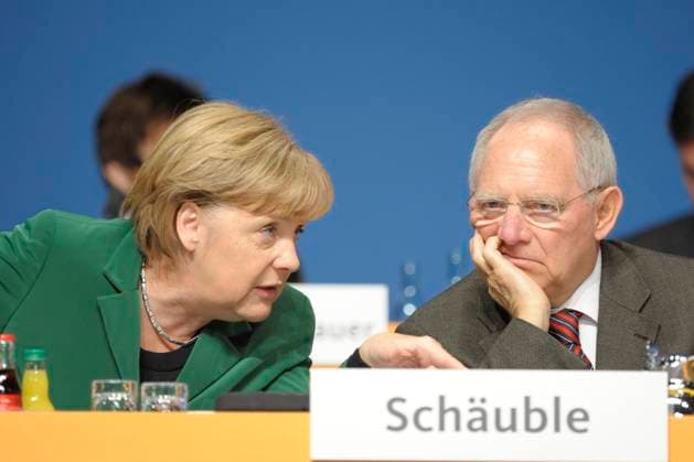 CDU Politiker Wolfgang Schaueble im Alter von 81 Jahren gestorben. ARCHIVFOTO; Die CDU-Vorsitzende Bundeskanzlerin Angela MERKEL im Gespraech mit Bundesfinanzminister Wolfgang SCHAEUBLE, SchÂäuble, 2. Plenarsitzung in der Messe Leipzig, 15.11.2011, Bundesparteitag der CDU in Leipzig vom 13. bis 15. 11.2011, *** CDU politician Wolfgang Schaueble died at the age of 81 ARCHIVE PHOTO CDU leader Chancellor Angela MERKEL in conversation with Federal Finance Minister Wolfgang SCHAEUBLE, SchÂäuble, 2 plenary session at the Leipzig Trade Fair Center, 15 11 2011, Federal Party Conference of the CDU in Leipzig from 13 to 15 11 2011,