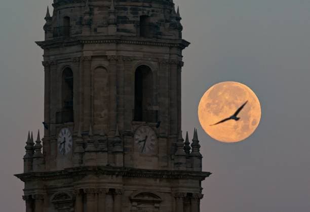 News Themen der Woche KW52 News Bilder des Tages December 27, 2023, Malaga, Spain: The full moon of December, known as the cold moon , is seen in the sky next to Malaga cathedral. In December takes place the last full moon of the year and the first of winter, called the cold moon due to the cold temperatures of winter in the Northern Hemisphere. Malaga Spain - ZUMAs197 20231227_aaa_s197_021 Copyright: xJesusxMeridax
