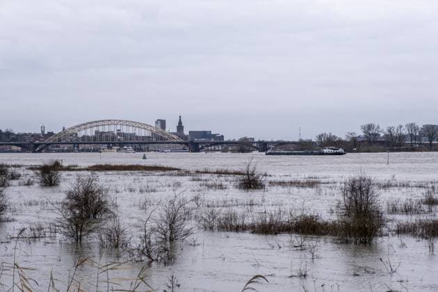 News Themen der Woche KW52 News Bilder des Tages Netherlands, Nijmegen, 27-12-2023, - The road to the Vlietberg in Ooij is almost flooded, recreationists can still reach the Vlietberg. From the Vlietberg you have a good view of the high water level in the Waal. Photo: ANP MANON BRUININGA netherlands out - belgium out  Copyright: xx x487246404x originalFilename: 487246404.jpg