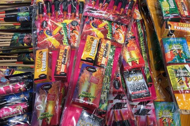 Verkaufsstart Feuerwerk, verpackte Boeller und Leuchtraketen liegen verpackt in einer Schuette zum Verkauf fuer Silvester, *** Start of sales of fireworks, packaged firecrackers and flares are packed in a box for sale for New Years Eve,