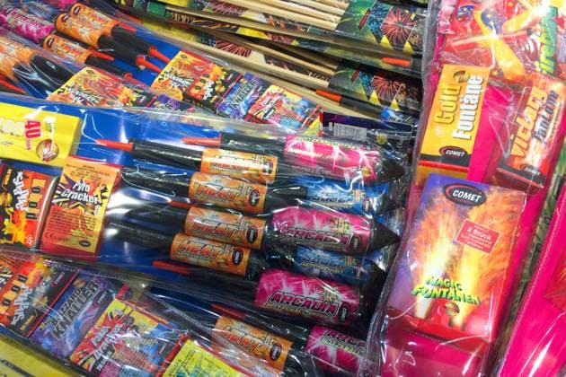 Verkaufsstart Feuerwerk, verpackte Boeller und Leuchtraketen liegen verpackt in einer Schuette zum Verkauf fuer Silvester, *** Start of sales of fireworks, packaged firecrackers and flares are packed in a box for sale for New Years Eve,