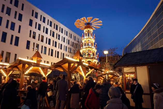 Coming Home Weihnachtsmarkt 28.12.2023, Chemnitz, Düsseldorfer Platz, Der erste Coming home-Weihnachtsmarkt in Chemnitz läuft. Dichtes Gedränge auf dem Areal. Die einen suchen nach einem neuen Job und die anderen wollen sich einfach noch mal einen Glühwein unter der hohen begehbaren Pyramide gönnen. Zum Abschluß findet hier eine Sylvesterparty statt. Chemnitz Sachsen BRD *** Coming Home Christmas Market 28 12 2023, Chemnitz, Düsseldorfer Platz, The first Coming Home Christmas Market in Chemnitz is underway Dense crowds in the area Some people are looking for a new job and others just want to treat themselves to another mulled wine under the high walk-in pyramid At the end, a New Years Eve party takes place here Chemnitz Saxony