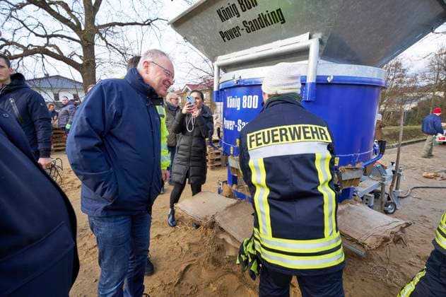 News Themen der Woche KW52 News Bilder des Tages Hochwasser und Überschwemmungen der Aller in der Region Heidekreis nach tagelangen starken Regenfällen. Im Bild Stephan Weil (Ministerpräsident von Niedersachsen). Hodenhagen, 28.12.2023 *** High water and flooding of the Aller in the Heidekreis region after days of heavy rainfall In the picture Stephan Weil Prime Minister of Lower Saxony Hodenhagen, 28 12 2023 Foto:xU.xStammx xFuturexImagex hochwasser_aller_3015