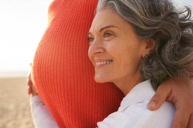 Creative Highlights Symbolbilder Happy mature woman with head on pregnant daughters stomach at beach model released, Symbolfoto, AAZF01293