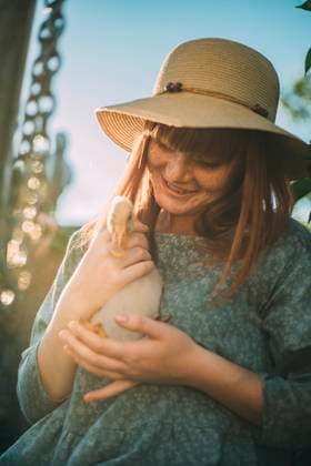 Smiling young woman with freckles holding duckling model released, Symbolfoto property released, ADF00194