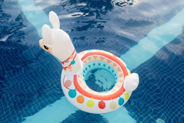 MR_ID18326_15884_MarkStepanov.jpg A cute inflatable llama pool float floats on the crystal-clear water of a swimming pool, under a bright sunny sky Model Released Declaria_ID18326_547723_001 Copyright: xDeclariax RECORD DATE NOT STATED