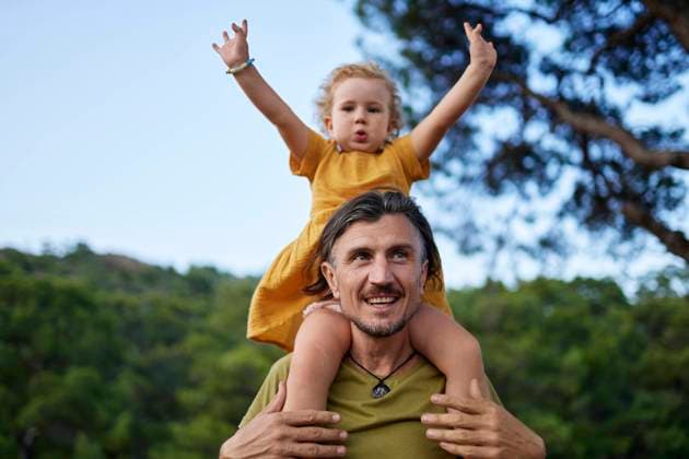Creative Highlights Symbolbilder Girl with hands raised sitting on father s shoulders model released, Symbolfoto, ANNF00714