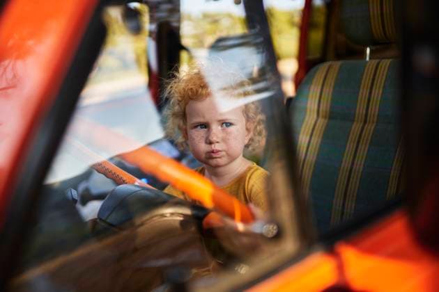 Creative Highlights Symbolbilder Innocent girl sitting on driver s seat of motor home model released, Symbolfoto property released, ANNF00768