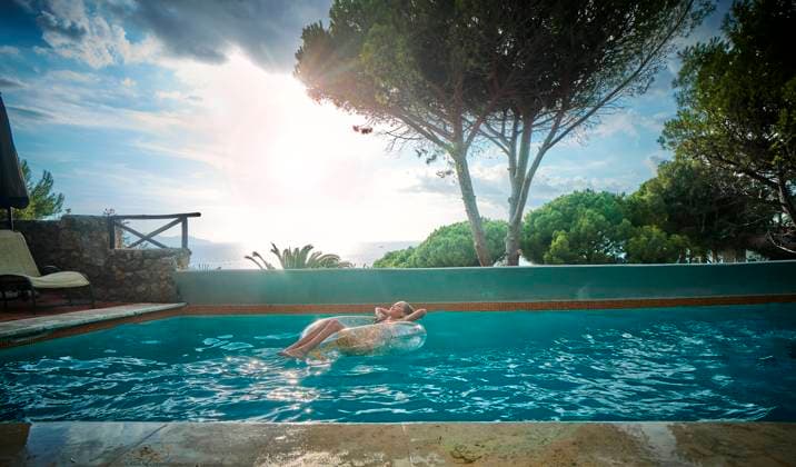 Girl with inflatable swim ring relaxing in pool model released, Symbolfoto, DIKF00774