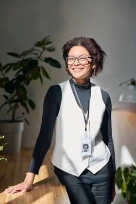 Creative Highlights Symbolbilder Smiling businesswoman standing near desk in office model released, Symbolfoto property released, DSHF01108