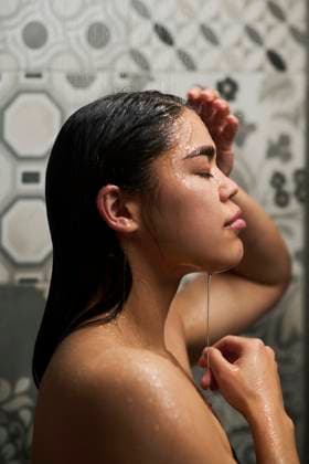 Creative Highlights Symbolbilder Young woman taking bath in bathroom at home model released, Symbolfoto property released, DSHF01150