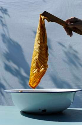 Creative Highlights Symbolbilder Hand of person dyeing towel in enamel bowl model released, Symbolfoto, Hamburg Hamburg Deutschland Altes Land GISF01006