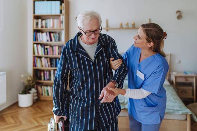 Smiling healthcare worker taking care of senior man at home model released, Symbolfoto property released, HAPF03357