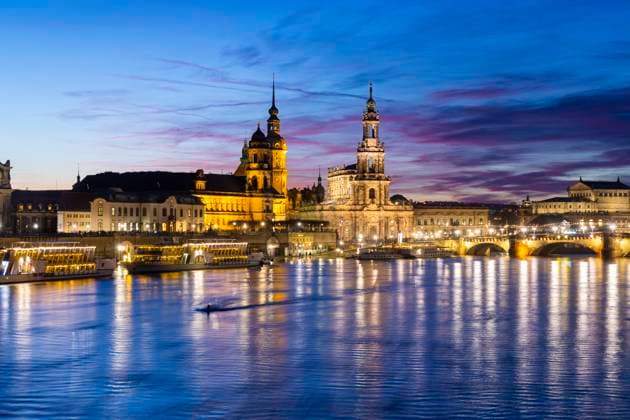 Bilder des Jahres 2023, News 12 Dezember News Themen der Woche KW52 News Bilder des Tages Hochwasser in Dresden Durch die starken Niederschläge in Form von Schnee und Regen ist in Dresden die Alarmstufe 3 an der Elbe ausgerufen worden. Der Höchststand wird am 29.12.2023 mit 6,37 Meter erwartet. Das Terrassenufer wurde wegen Überflutung gesperrt und die ersten Flutschutzbarrieren wurden installiert. Dresden Sachsen Deutschland *** Floods in Dresden Due to heavy precipitation in the form of snow and rain, alert level 3 has been declared on the Elbe in Dresden The maximum level is expected to be 6.37 meters on 29 12 2023 The Terrassenufer was closed due to flooding and the first flood protection barriers were installed Dresden Saxony Germany