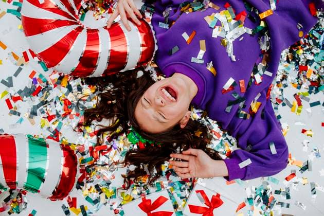 Creative Highlights Symbolbilder Happy girl lying with Christmas decorations model released, Symbolfoto property released, MDOF01745
