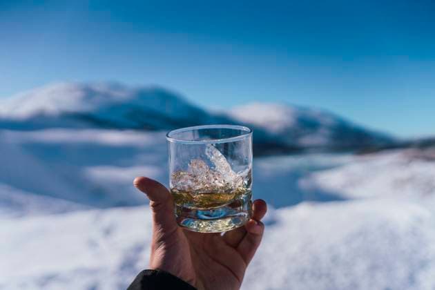 Creative Highlights Symbolbilder Hand of man holding glass of whiskey model released, Symbolfoto, RSGF00964