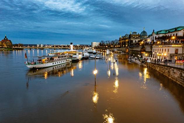 Blick auf die Elbe und die Elbdampfer sowie ueberflutete Gebiete in der Naehe der historischen Altstadt am 27.12.2023 in der Naehe der Augustusbruecke am Terassenufer in Dresden. View of the Elbe and the Elbe steamers as well as flooded areas near the historic old town on December 27th, 2023 near the Augustus Bridge on the terrace bank in Dresden. search: Deutschland neue Bundeslaender Sachsen Totale Uebersicht Dresden Fluss Fluesse Elbe Wetter Landschaft Flusslandschaft Wetterfeature Flut ueberflutet Hochwasser, Natur Katastrophe Naturkatastrophe Umweltkatastrophen Unwetter Unwetterschaeden chaden Schaeden Klima Klimawandel Umwelt OekologieUmweltschaeden Fluss Versicherung Versicherungen Versicherungsschaden Versicherungsschaeden Wassersc