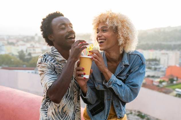 Happy couple enjoying juice at sunset model released, Symbolfoto, VRAF00265