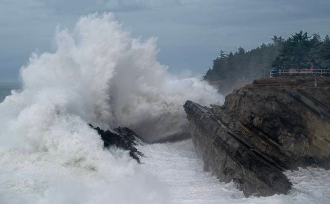 News Themen der Woche KW52 News Bilder des Tages December 28, 2023, Elkton, Oregon, USA: People stand on an overlook, top right, as massive waves thunder and crash at Shore Acres State Park near Charleston on the southern Oregon Pacific Coast. The National Weather Service has issued a High Surf Warning for the area effective until Saturday morning. Dangerously large breaking waves of 20 to 25 feet are possible through the warning period. Elkton USA - ZUMAl31_ 20231228_zaf_l31_002 Copyright: xRobinxLoznakx