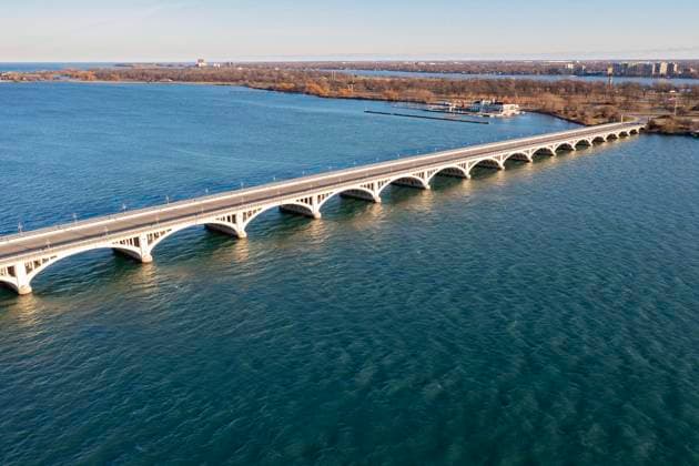 Detroit, Michigan, Die Belle Isle Brücke. Die Brücke verbindet Detroit mit einer Insel im Detroit River, die ein State Park ist *** Detroit, Michigan, the Belle Isle Bridge the Bridge connects Detroit with a Island at Detroit River, the a State Park is Copyright: imageBROKER JimxWest ibljiw09985286.jpg