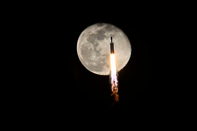 Bilder des Jahres 2023, News 12 Dezember News Themen der Woche KW52 News Bilder des Tages A SpaceX Falcon Heavy rocket flies past a near full moon as it launches the X37B at 8:07 PM for the United States Space Force from Launch Complex 39 at the Kennedy Space Center, Florida on Thursday, December 28, 2023. This is the seventh mission for the military space plane, but the first launched by SpaceX.  KSP20231228015 JOExMARINO