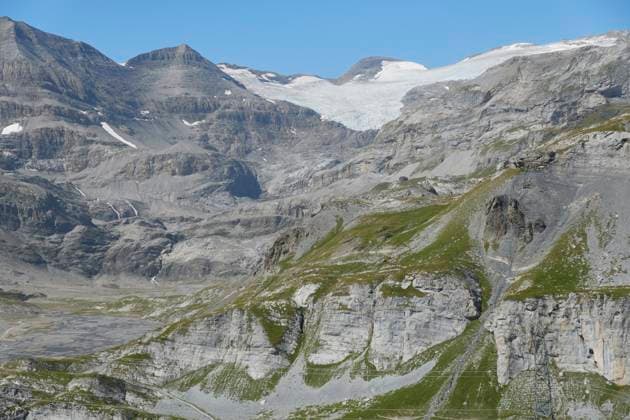 Blick vom Gemmipass auf den Wildstrubelgletscher an sonnigem Spätsommertag. Gemmi, Leukerbad, Wallis, Schweiz *** View from Gemmipass at the Wildstrubel Glacier to sunny Spätsommertag Gemmi, Leukerbad, Wallis, Switzerland 1082502325