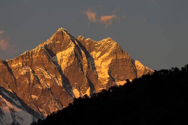 Der Hauptgipfel des Achttausenders Lhotse mit dem oberen Teil seiner berühmten Südwand, Lhotse Middle und Lhotse Shar, gesehen bei Sonnenuntergang an einem klaren, blauen Novemberabend von der Deboche Siedlung auf der Everest Basislager Trekkingroute. Herbst, Nachmonsun Trekking Saison. Khumbu, die Everest Region, Himalaya. Sagarmatha Nationalpark, UNESCO Welterbe. Solukhumbu, Nepal, Asien *** the Main summit of Eight-thousander Lhotse with the Upper Part its famous South wall, Lhotse Middle and Lhotse Shar, seen at Sunset to a clear, blue November evening from the Deboche Settlement at the Everest Base Camp Trekking route Fall, Post-monsoon Trekking Season Khumbu, the Everest Region, Himalaya Sagarmatha National Park, Unesco Wo Copyright: imageBROKER RadekxKucharski iblrkk09927129.jpg