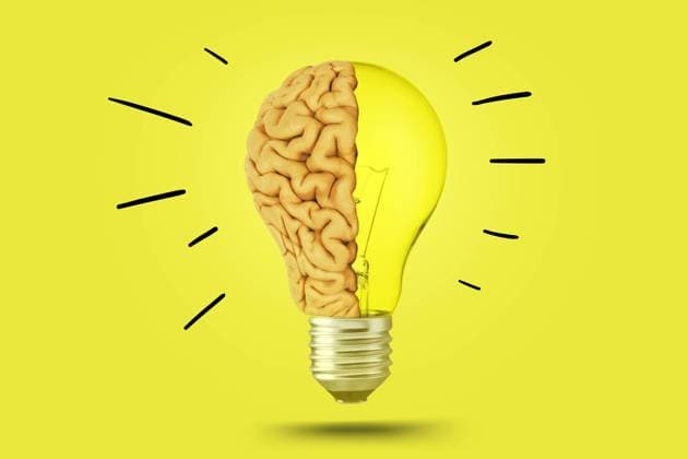 Kreative Gehirn Glühbirne auf hellgelben Farbhintergrund leuchtet, Konzept. Denken Sie anders, kreative Idee. Geistesblitz *** Creative Brain Light bulb at light yellow Color background lights up, Concept Thinking you different, Creative Idea Brainstorm 1102800237