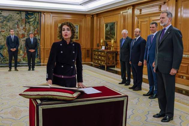 News Themen der Woche KW52 News Bilder des Tages Spanish Treasury minister and new First Deputy Prime Minister Maria Jesus Montero (L) swears her post next to King Felipe VI (R) and Prime Minister Pedro Sanchez (2R) during the oath ceremony of their posts held at Zarzuela Palace in Madrid, Spain on 29 December 2023. Carlos Cuerpo is designated as new Economy Minister !ACHTUNG: NUR REDAKTIONELLE NUTZUNG!  Copyright: xBallesterosx GRAF8764 20231229-55012594822_1