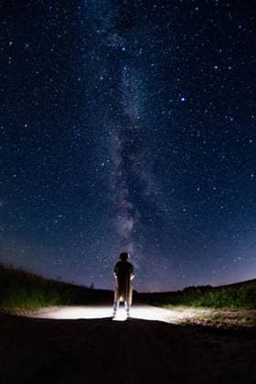 Silhouette eines Mannes unter dem Sternenhimmel, Konzept der Einsamkeit, Angst und Depression *** Silhouette one Man at the Starry sky, Concept the Loneliness, Fear and Depression Copyright: imageBROKER MikalaixSayevich ibxwsp09934881.jpg ,model released, Symbolfoto ,property released