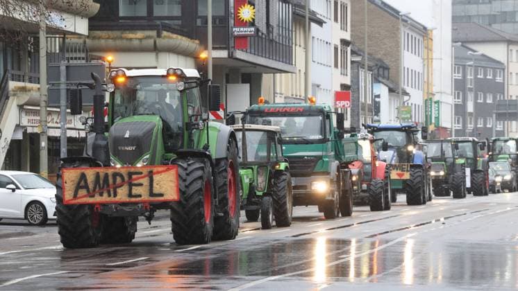 News Themen der Woche KW52 News Bilder des Tages Großdemo in der Siegener Innenstadt. Landwirte, Handwerker und Fuhrunternehmen gehen auf die Barrikaden und demonstrieren gemeinsam gegen die Sparbeschluesse (Sparbeschlüsse) der Ampelregierung. Großkundgebung am 29.12.2023 in Siegen Deutschland. *** Large demonstration in Siegen city center Farmers, craftsmen and haulage companies take to the barricades and demonstrate together against the austerity decisions of the traffic light government Large rally on 29 12 2023 in Siegen Germany
