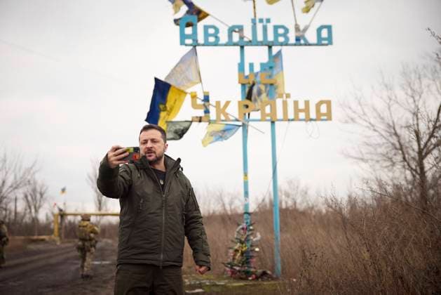 News Themen der Woche KW52 December 29, 2023, Avdiivka, Donetsk Oblast, Ukraine: Ukrainian President Volodymyr Zelenskyy takes a selfie standing in front of the sign for Avdiivka, during a visit to the frontlines of the Donetsk region, December 29, 2023 in Avdiivka, Donetsk Oblast, Ukraine. Avdiivka Ukraine - ZUMAp138 20231229_zaa_p138_029 Copyright: xPoolx UkrainianxPresidentiax