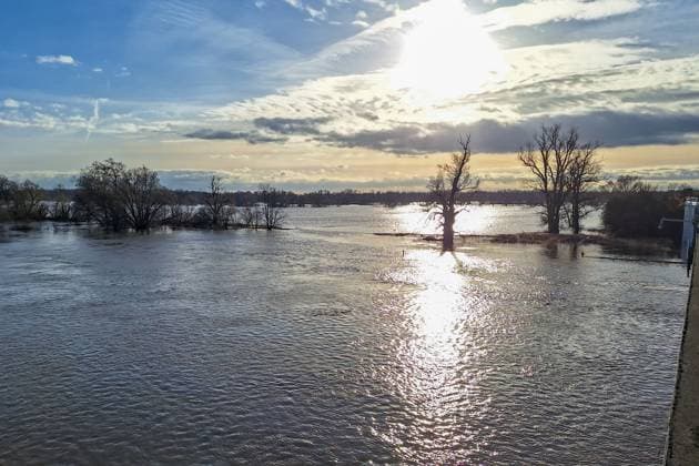 News Themen der Woche KW52 News Bilder des Tages Dessau-Roßlau - Lage an der Elbe entspannt sich langsam: Flusspegel unter Alarmstufe 3 29.12.2023 gegen 11.30 Uhr Dessau-Roßlau OT Roßlau, an der Elbe Fotograf: EHL Media Lucas Libke Die Hochwasser-Lage an der Elbe entspannt sich langsam. Laut Landeshochwasserzentrale Sachsen-Anhalt beträgt der Elbe-Pegel in Dessau derzeit 4,56 Meter (13.30 Uhr) und ist im Laufe des Freitags bereits gesunken. Somit liegt der Pegel mittlerweile lediglich im Berech der Alarmstufe 2. Rund um die Elbe gibt es jedoch auch weiterhin zahlreiche überflutete Gebiete, unter anderem an der Südstraße sowie rund um das Schöpfwerk. Das Roßlauer Schöpfwerk hilft aktuell dabei, dass das Rosselwasser abfließen kann und nicht überläuft. Dessau-Roßlau Roßlau S Copyright: xEHLxMedia LucasxLibkex 231229_hochwasser-elbe-rosslau_5