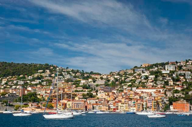  Villefranche sur mer, Nizza, Hafen, Kreuzfahrt, Kreuzfahrthafen, Hafenstadt, Mittelmeer, blauer Himmel, Reise, Urlaub, Übersicht, Cote d azur, Frankreich, Europa *** Villefranche sur mer, Nice, Harbor, Cruise, Cruise port, Port city, Mediterranean Sea, Blue Heaven, Trip, Vacation, Overview, Cote D azure, France, Europe Copyright: imageBROKER/FranzelxDrepper ibxfdr09980824.jpg