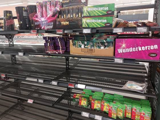 Elzach Themenbild - Feuerwerkskörper, Silvester, Silvesterfeuerwerk, Feuerwerkskörperverkauf, Böller, Knaller Themenbild - Feuerwerkskörper, Silvester, Silvesterfeuerwerk, Feuerwerkskörperverkauf, Böller, Knaller abgepackte Feuerwerkskörper, Knaller, Feuerwerkskoerper, Feuerwerkssortiment in einem Verkaufsregal in einem Einkaufszentrum, Böller, Kracher, Raketen, Batterien, Wunderkerzen, Knallfrösche, Konfetti, Pyrotechnik Symbolbild, Themenbild, Featurebild *** Elzach theme picture fireworks, New Years Eve, New Years Eve fireworks, fireworks sale, firecrackers, firecrackers theme picture fireworks, New Years Eve, New Years Eve fireworks, fireworks sale, firecrackers, firecrackers packaged fireworks, firecrackers, fireworks body, Copyright: xFleigx xEibner-Pressefotox EP_dfg