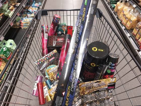 Elzach Themenbild - Feuerwerkskörper, Silvester, Silvesterfeuerwerk, Feuerwerkskörperverkauf, Böller, Knaller Themenbild - Feuerwerkskörper, Silvester, Silvesterfeuerwerk, Feuerwerkskörperverkauf, Böller, Knaller abgepackte Feuerwerkskörper, Knaller, Feuerwerkskoerper, Feuerwerkssortiment in einem Verkaufsregal in einem Einkaufszentrum, Böller, Kracher, Raketen, Batterien, Wunderkerzen, Knallfrösche, Konfetti, Pyrotechnik Symbolbild, Themenbild, Featurebild *** Elzach theme picture fireworks, New Years Eve, New Years Eve fireworks, fireworks sale, firecrackers, firecrackers theme picture fireworks, New Years Eve, New Years Eve fireworks, fireworks sale, firecrackers, firecrackers packaged fireworks, firecrackers, fireworks body, Copyright: xFleigx xEibner-Pressefotox EP_dfg