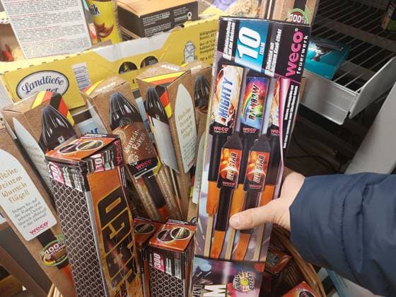 Elzach Themenbild - Feuerwerkskörper, Silvester, Silvesterfeuerwerk, Feuerwerkskörperverkauf, Böller, Knaller Themenbild - Feuerwerkskörper, Silvester, Silvesterfeuerwerk, Feuerwerkskörperverkauf, Böller, Knaller abgepackte Feuerwerkskörper, Knaller, Feuerwerkskoerper, Feuerwerkssortiment in einem Verkaufsregal in einem Einkaufszentrum, Böller, Kracher, Raketen, Batterien, Wunderkerzen, Knallfrösche, Konfetti, Pyrotechnik Symbolbild, Themenbild, Featurebild *** Elzach theme picture fireworks, New Years Eve, New Years Eve fireworks, fireworks sale, firecrackers, firecrackers theme picture fireworks, New Years Eve, New Years Eve fireworks, fireworks sale, firecrackers, firecrackers packaged fireworks, firecrackers, fireworks body, Copyright: xFleigx xEibner-Pressefotox EP_dfg