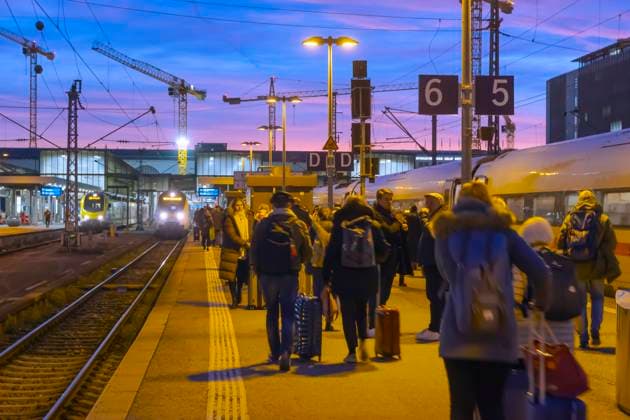 Hauptbahnhof Stuttgart am Abend. 27.12.2023: Stuttgart, Baden-Württemberg, Deutschland, Europa