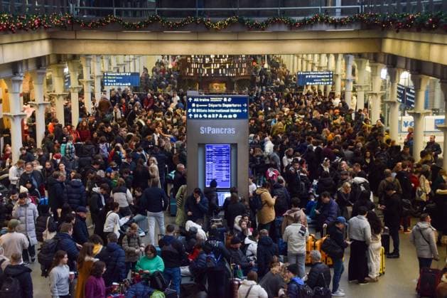 Bilder des Jahres 2023, News 12 Dezember News Themen der Woche KW52 December 30, 2023, London, England, UK: Crowds of passengers await information at St Pancras International as Eurostar services are cancelled due to flooding ahead of New YearÃ¢â‚¬â ¢s Eve. London UK - ZUMAv130 20231230_zip_v130_002 Copyright: xVukxValcicx
